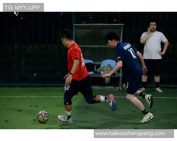 真实记录足球明星赛场出汗瞬间的动人照片分享