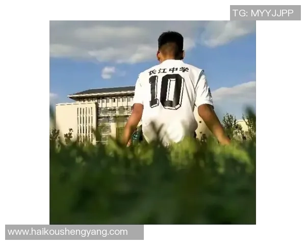 网红携足球明星共舞展现青春活力引发热潮与关注